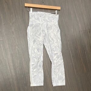 White Patterned lulu capris size 4